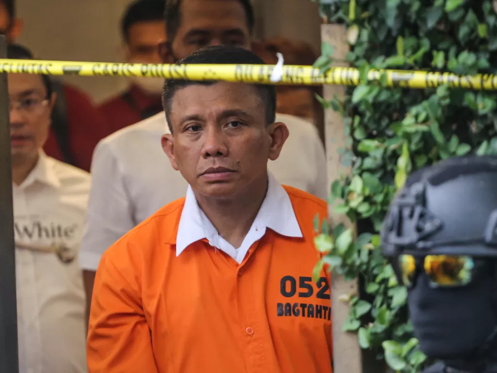 Tersangka Irjen Ferdy Sambo keluar dari rumah dinasnya yang menjadi TKP pembunuhan Brigadir J di Jalan Duren Tiga, Jakarta, Selasa (30/8/2022). (ANTARA/Asprilla Dwi Adha) 
