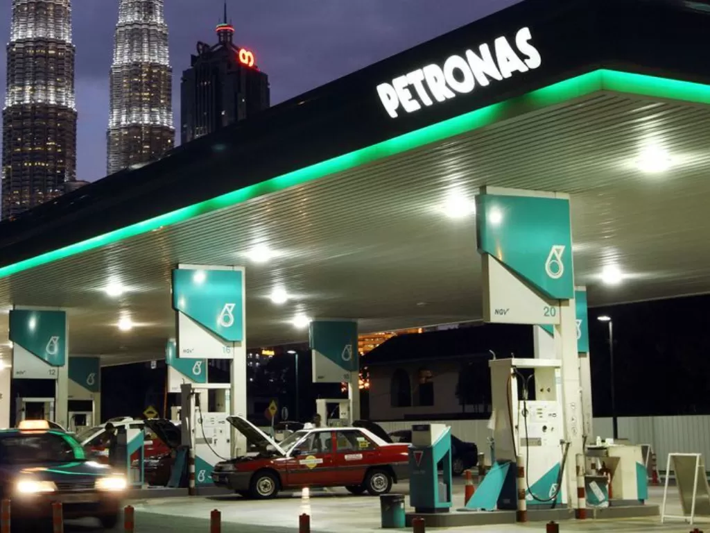 SPBU Petronas melayani konsumen, harga BBM di Malaysia lebih murah dibandingan di Indonesia. (Perilofafrica.com)