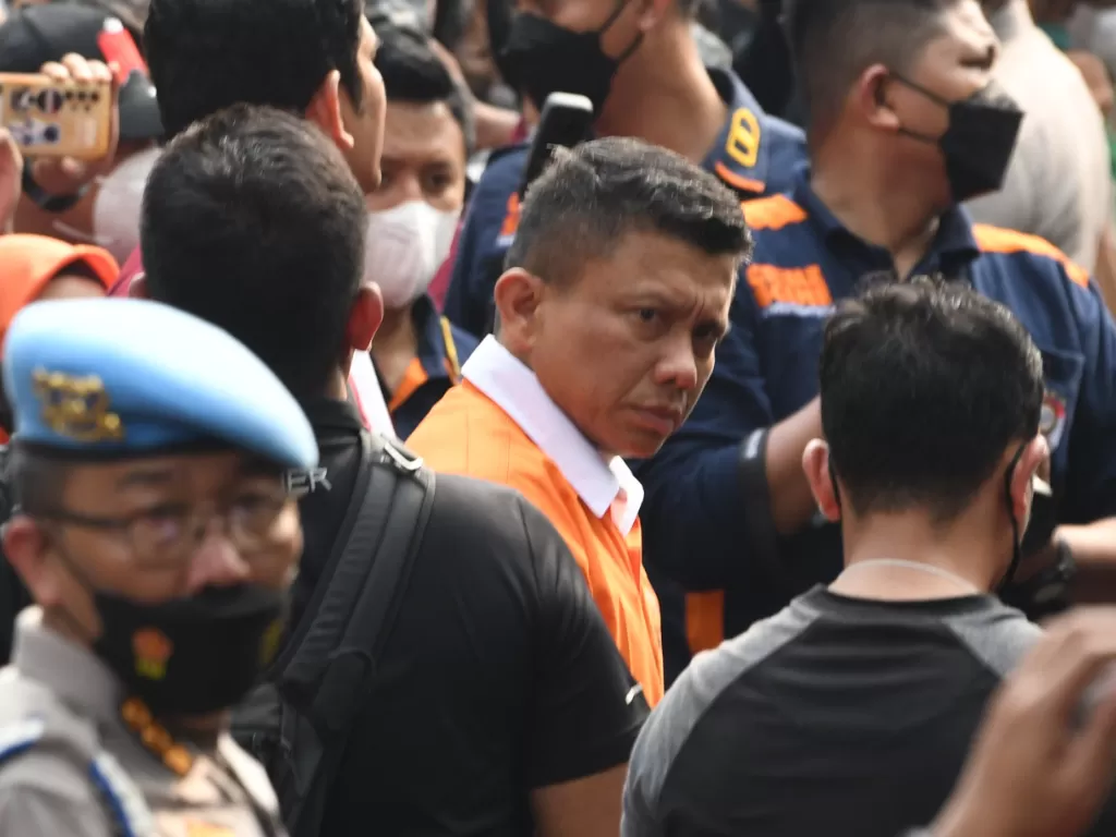 Tersangka Irjen Ferdy Sambo tiba di rumah dinasnya yang menjadi TKP pembunuhan Brigadir J di Jalan Duren Tiga Barat, Kompleks Polri Duren Tiga, Jakarta. (ANTARA/Aditya Pradana Putra)