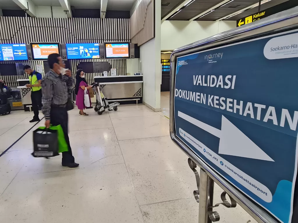 Calon penumpang berada di konter lapor diri di Terminal 1 A Bandara Soekarno Hatta, Tangerang, Banten, Jumat (2/9/2022). (ANTARA/Muhammad Iqbal)