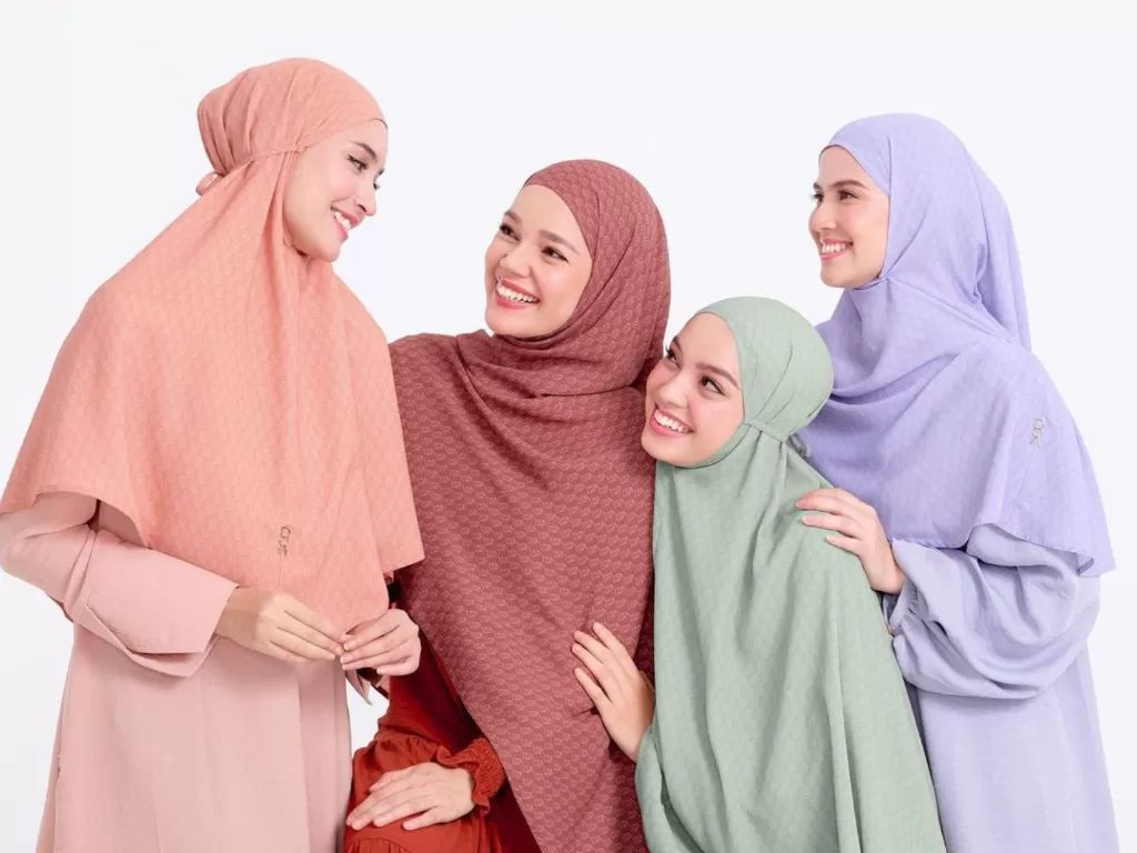 Dewi Sandra bersama model lainnya untuk produk hijab DOA by Dewi Sandra (Instagram/doa.indonesia)