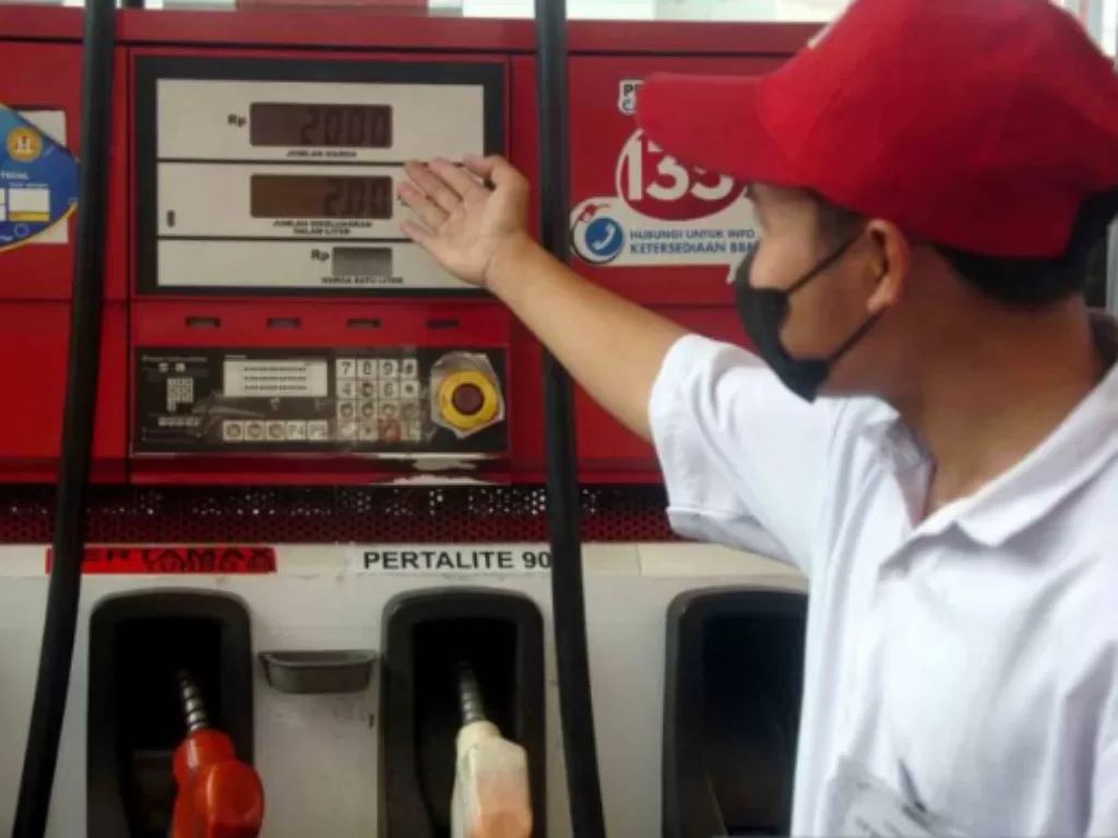 Seorang petugas menunjukkan harga BBM jenis Pertalite yang sudah naik menjadi Rp10 ribu per liter di SPBU Maya jalur Pantura, Tegal, Jawa Tengah. (Dok. ANTARA/Oky Lukmansyah)
