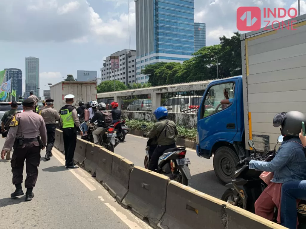 Situasi lalu lintas di depan gedung DPR. (INDOZONE/Harits Tryan Akhmad)