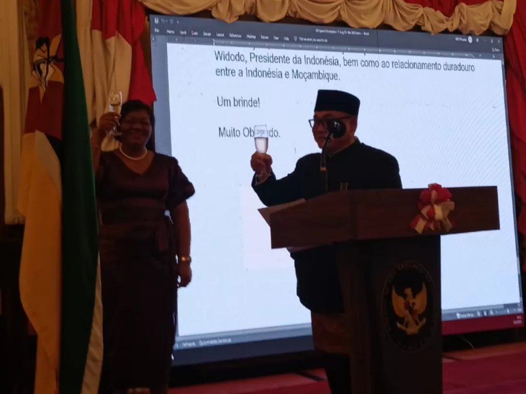 Dubes Herry Sudradjat saat perkenalkan budaya Indonesia pada Resepsi Diplomatik dalam memperingati HUT Kemerdekaan Indonesia. (Dok. KBRI Maputo)
