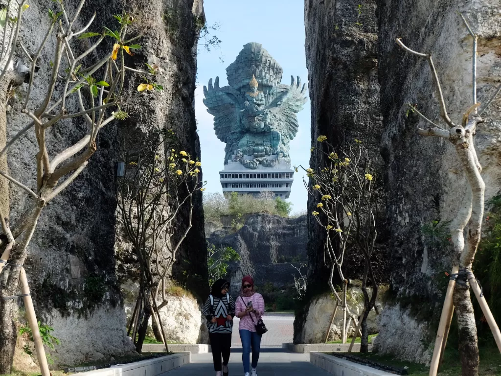 Wisatawan berjalan di area Garuda Wisnu Kencana (GWK) Cultural Park saat dilakukan penataan fasilitas jelang pelaksanaan Presidensi G20 Indonesia 2022 di Badung, Bali, Senin (5/9/2022). (ANTARA/Nyoman Hendra Wibowo)