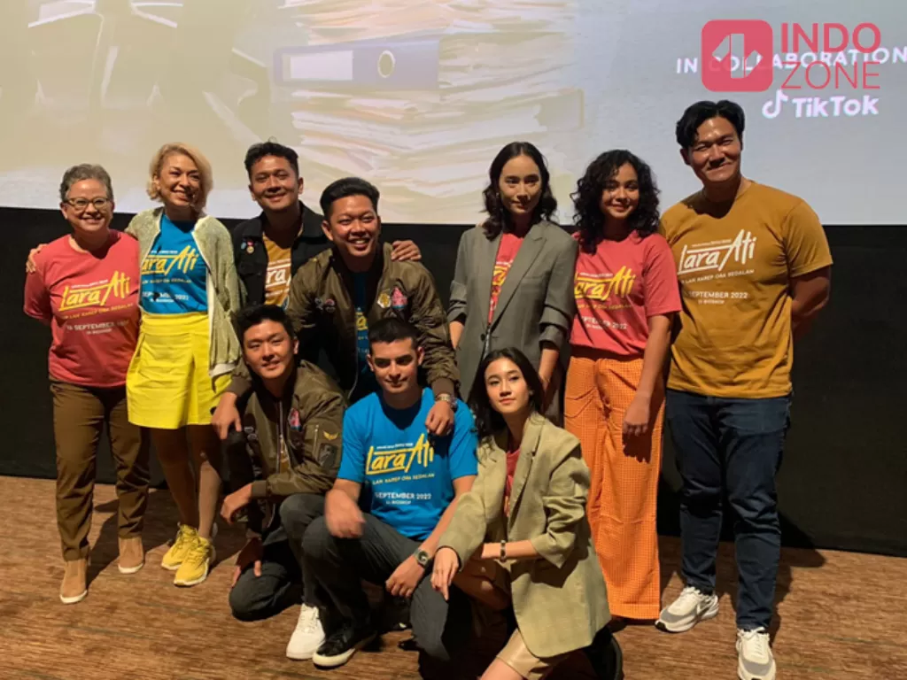 Para pemeran film 'Lara Ati' berkumpul dalam pemutaran perdana bersama rekan media yang digelar di XXI Epicentrum Jakarta, Selasa (6/9/2022). (INDOZONE/Keyla Melodia Kless).