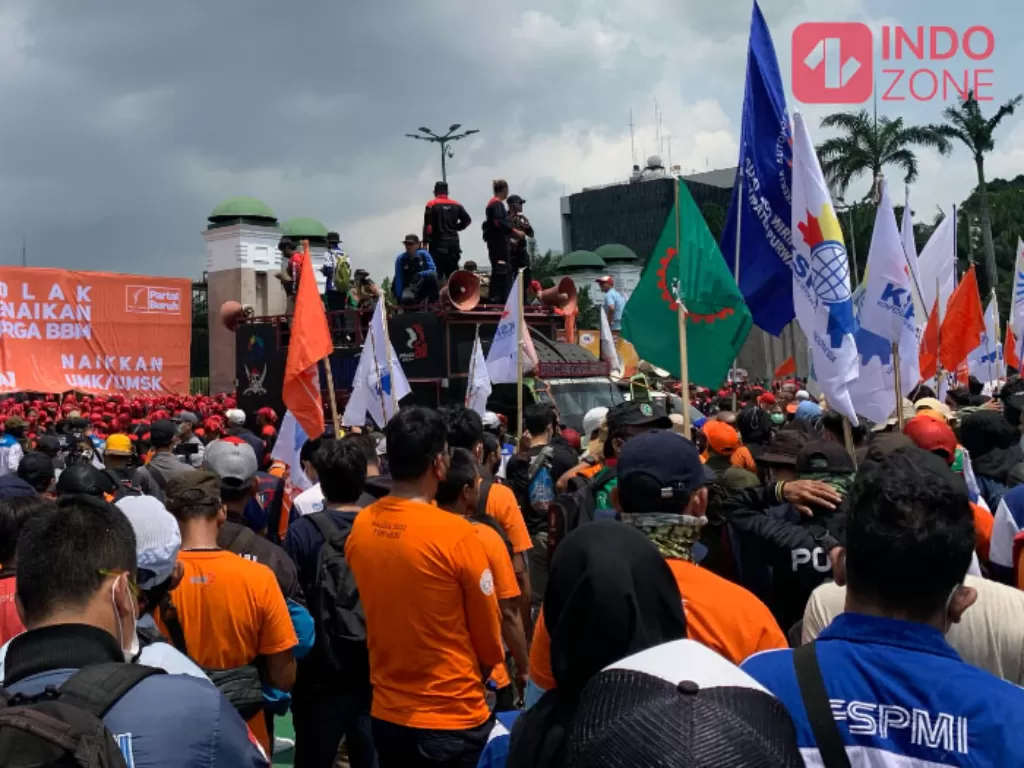 Aksi demo buruh tolak kenaikan harga BBM di depan Gedung DPR RI, Selasa (6/9/2022). (INDOZONE/Harits Tryan Akhmad)