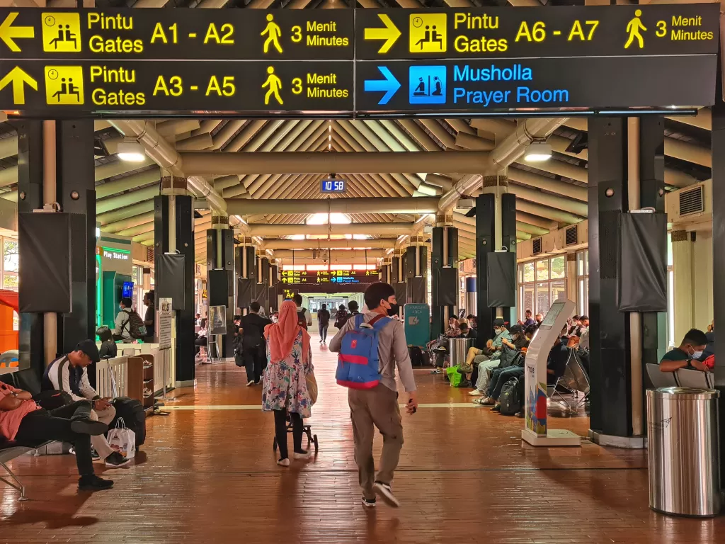 Calon penumpang berada diselar ruang tunggu keberangkatan Terminal 1 A Bandara Soekarno Hatta, Tangerang, Banten, Jumat (2/9/2022). (ANTARA/Muhammad Iqbal)
