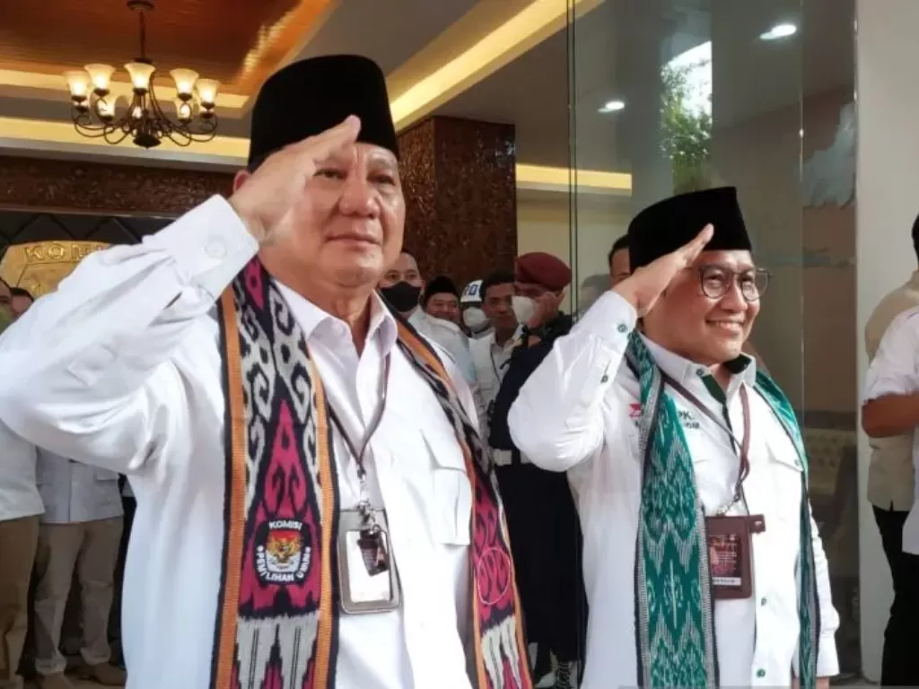 Ketum Gerindra Prabowo Subianto dan Ketum PKB Muhaimin Iskandar usai mendaftarkan partai mereka ke KPU RI. (ANTARA/Boyke Ledy Watra)
