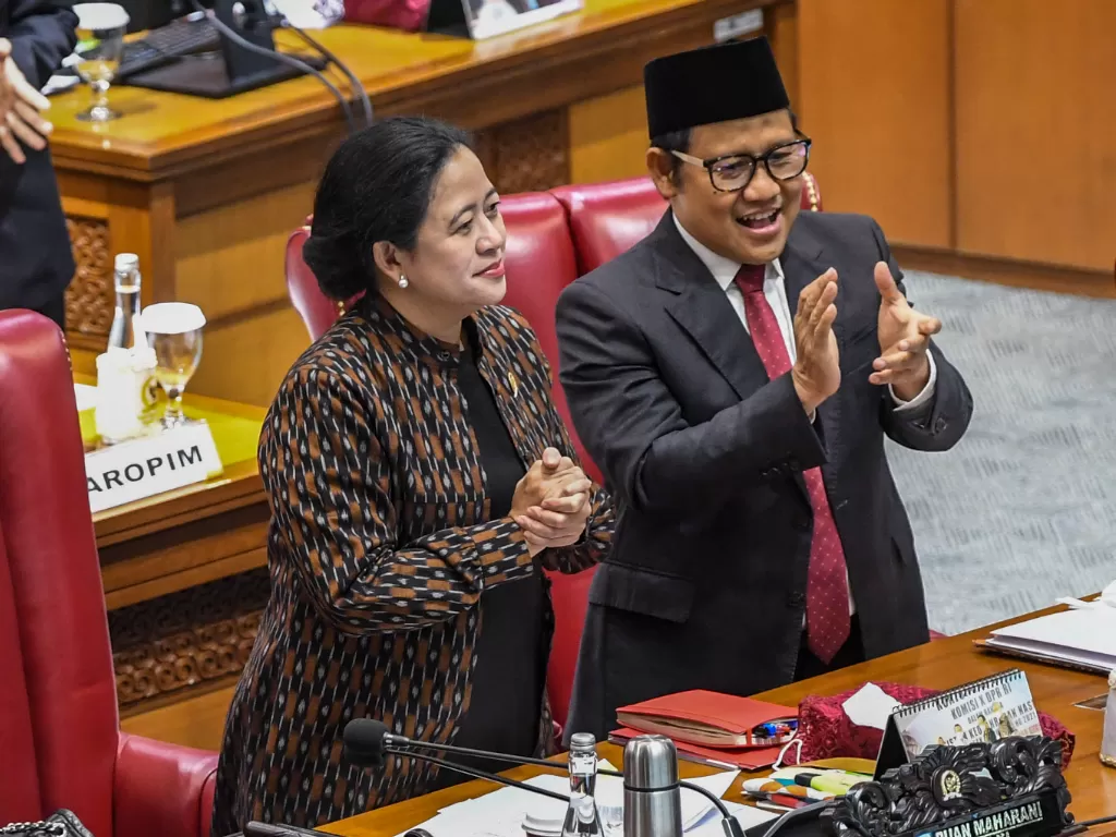 Ketua DPR Puan Maharani (kiri) memimpin rapat paripurna (khusus) DPR masa persidangan I tahun 2022-2023 di kompleks Parlemen, Senayan, Jakarta, Selasa (6/9/2022). (ANTARA FOTO/Galih Pradipta)