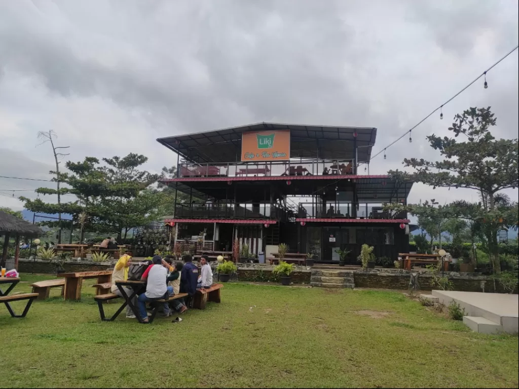 Kafe dengan panorama kebun teh (Z Creators/Sri Lili Syaf Putri)