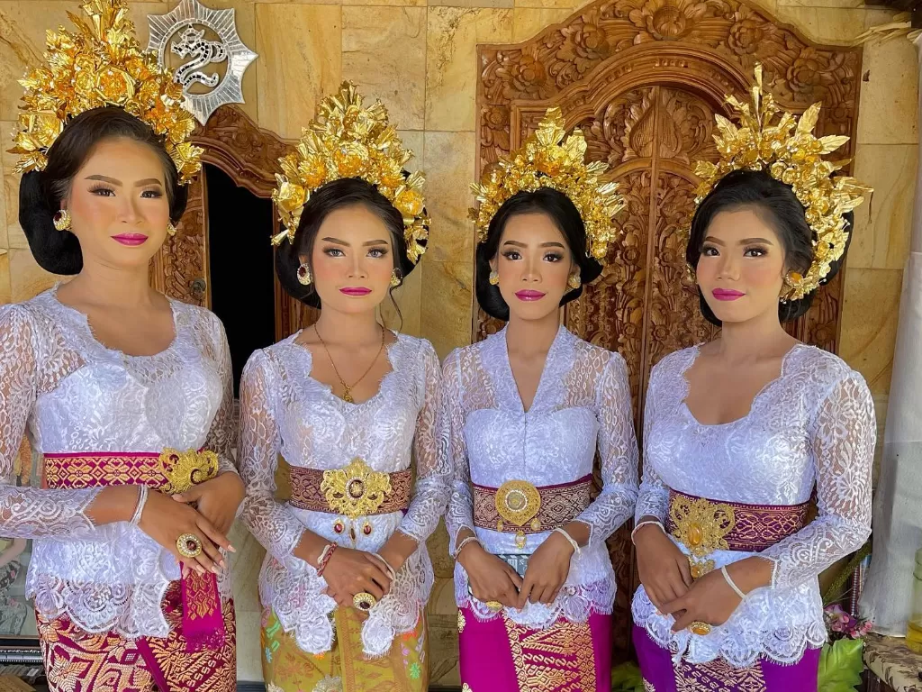 Pakaian adat Bali (Instagram/@mangagus_makeup)