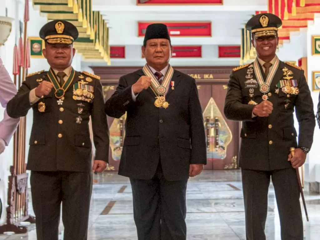 Menteri Pertahanan Prabowo Subianto (tengah) berfoto bersama Panglima TNI Jenderal TNI Andika Perkasa (kanan), KASAD Jenderal TNI Dudung Abdurachman (kiri). (ANTARA/Muhammad Adimaja)