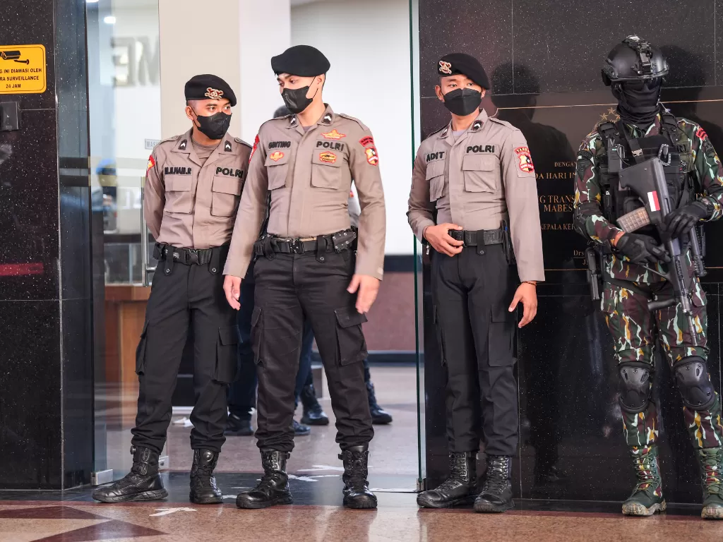 Sejumlah polisi berjaga saat berlangsungnya sidang tertutup Komisi Kode Etik Polri (KKEP). (ANTARA/M Risyal Hidayat)