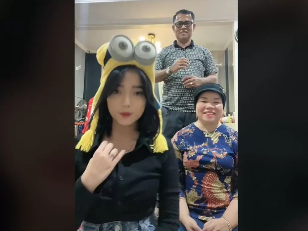 Fuji mengunggah video joget TikTok bersama kedua orangtuanya, Haji Faisal dan Dewi Zuhriati. (TikTok/@fujiiian)
