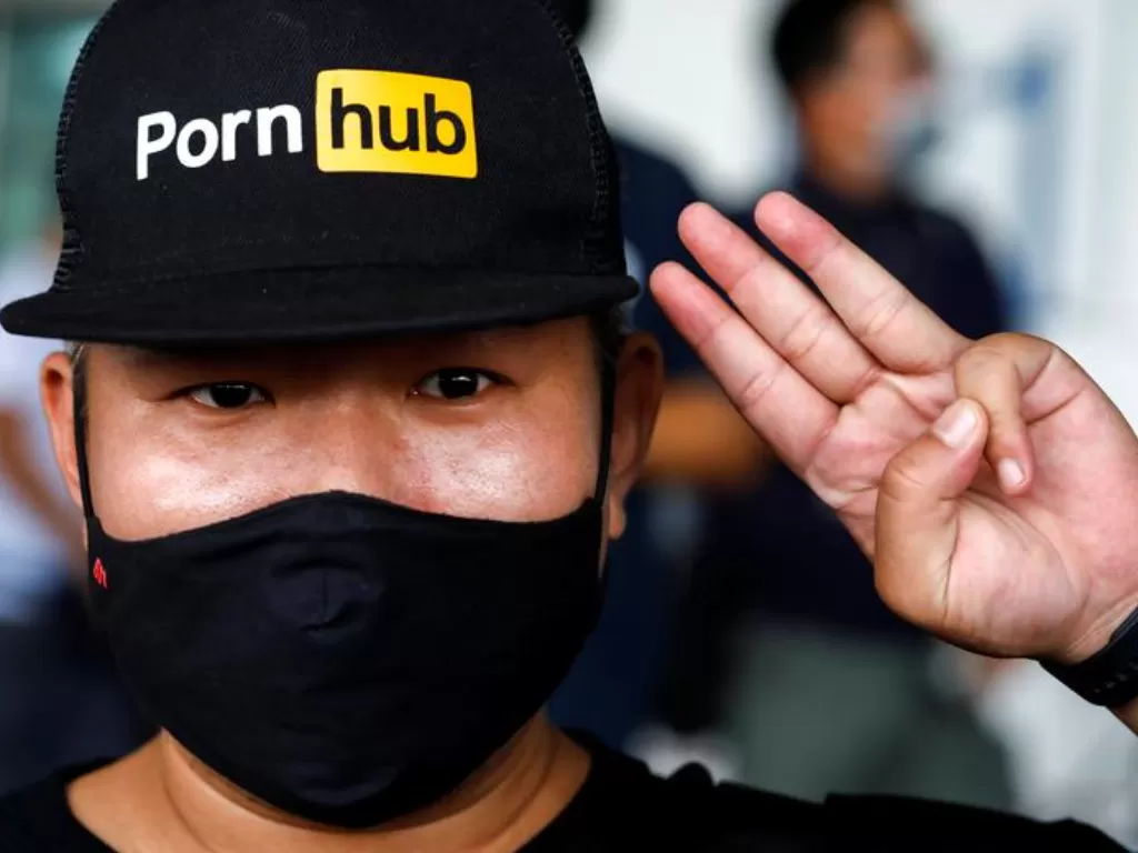 Seorang pendemo mengenakan topi berlogo PornHub. (REUTERS/Krit Phromsakla Na Sakolnakorn)