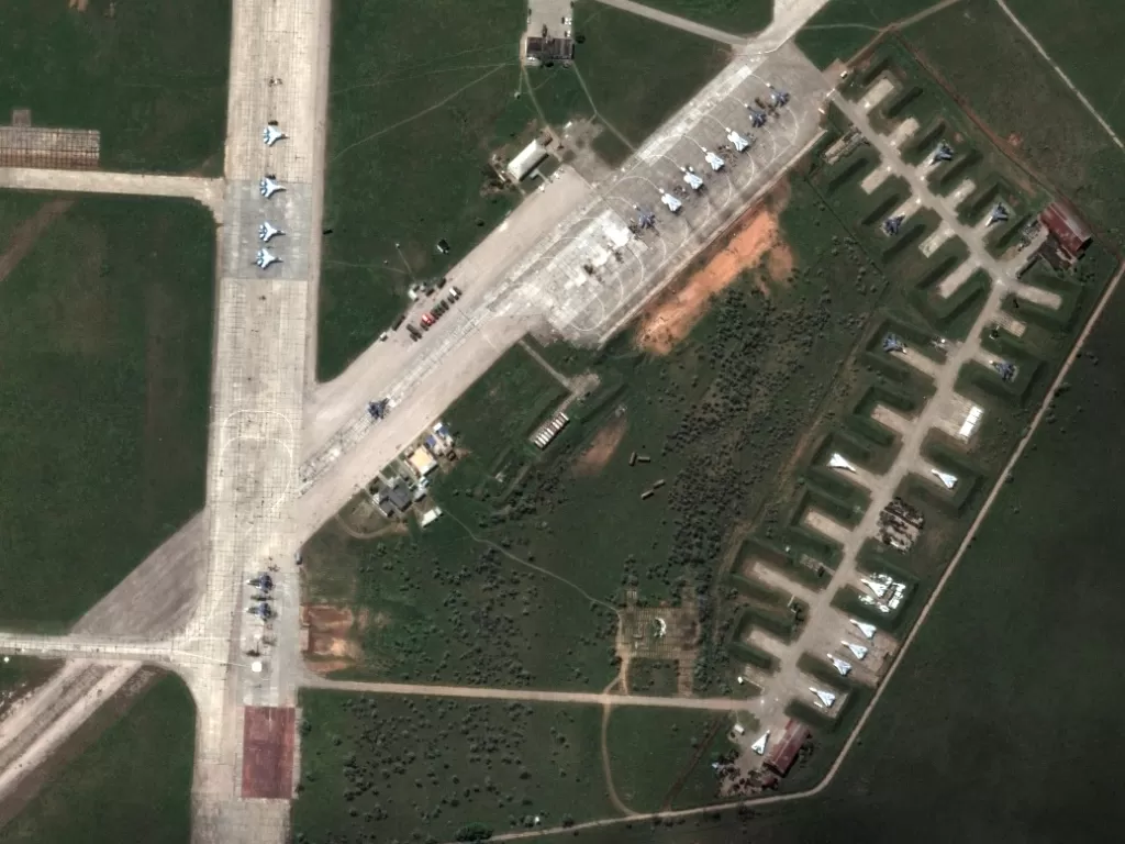 Ilustrasi serangan udara di Bandara (REUTERS/Maxar Technologies)