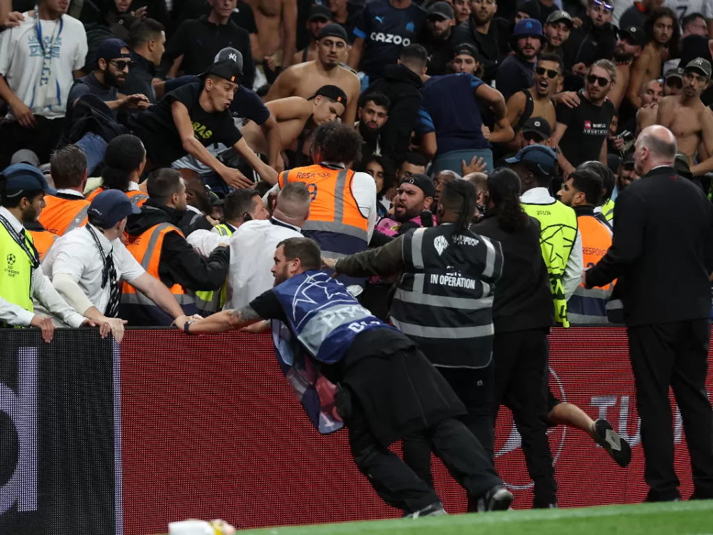 Penampakan situasi rusuh di laga Tottenham vs Marseille, Kamis (8/9/2022) dini hari WIB. (REUTERS/Matthew Childs)