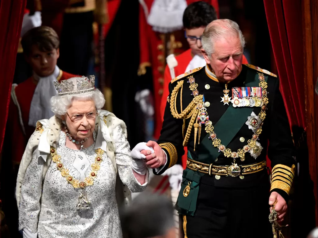 Pangeran Charles dan mendiang Ratu Elizabeth II. (REUTERS/Toby Melville)