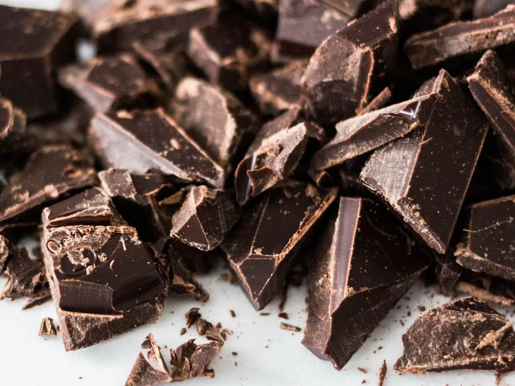 Manfaat makan cokelat (unsplash/@charissek)