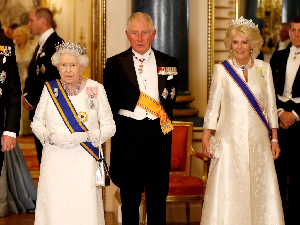 Ratu Elizabeth, Pangeran Charles dan Camilla pada tahun 2008. (REUTERS/Peter Nicholls)