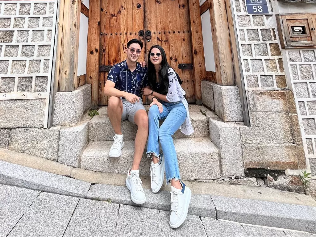 Maudy Ayunda dan suami saat liburan ke Korea Selatan. (Instagram/maudyayunda)