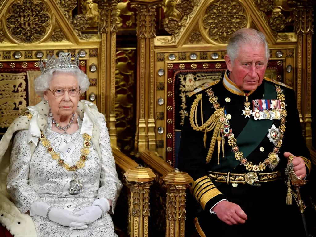 Ratu Elizabeth II dan Pangeran Charles. (REUTERS/Toby Melville)