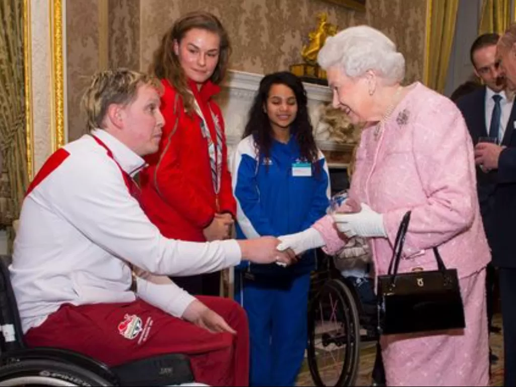 Tas ikonik Launer milik Ratu Elizabeth II. (REUTERS/Dominic Lipinski)