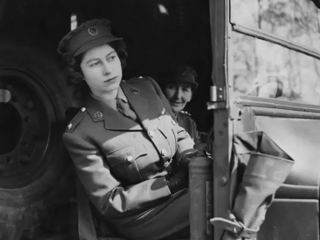 Putri Elizabeth mengemudikan truk dan ambulans selama dinas masa perangnya pada tahun 1945 (Getty)