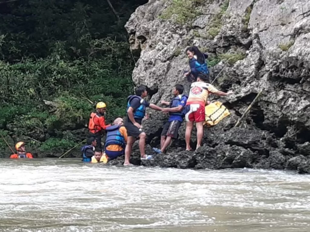Petugas SAR melanjutkan upaya untuk menemukan seorang pemandu wisata yang dilaporkan hilang di kawasan Sungai Cijulang, Kabupaten Pangandaran, Provinsi Jawa Barat, Sabtu (10/9/2022). (ANTARA/Tagana Pangandaran)