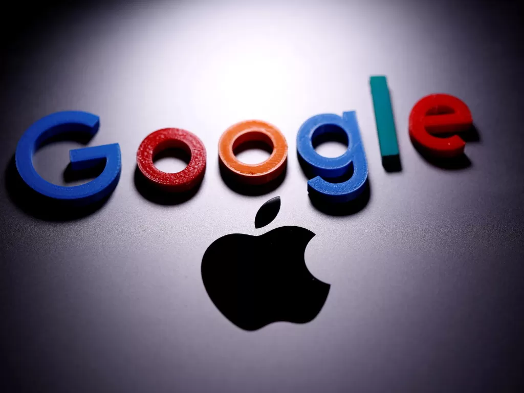 Logo raksasa teknologi, Google dan Apple. (REUTERS/Dado Ruvic)