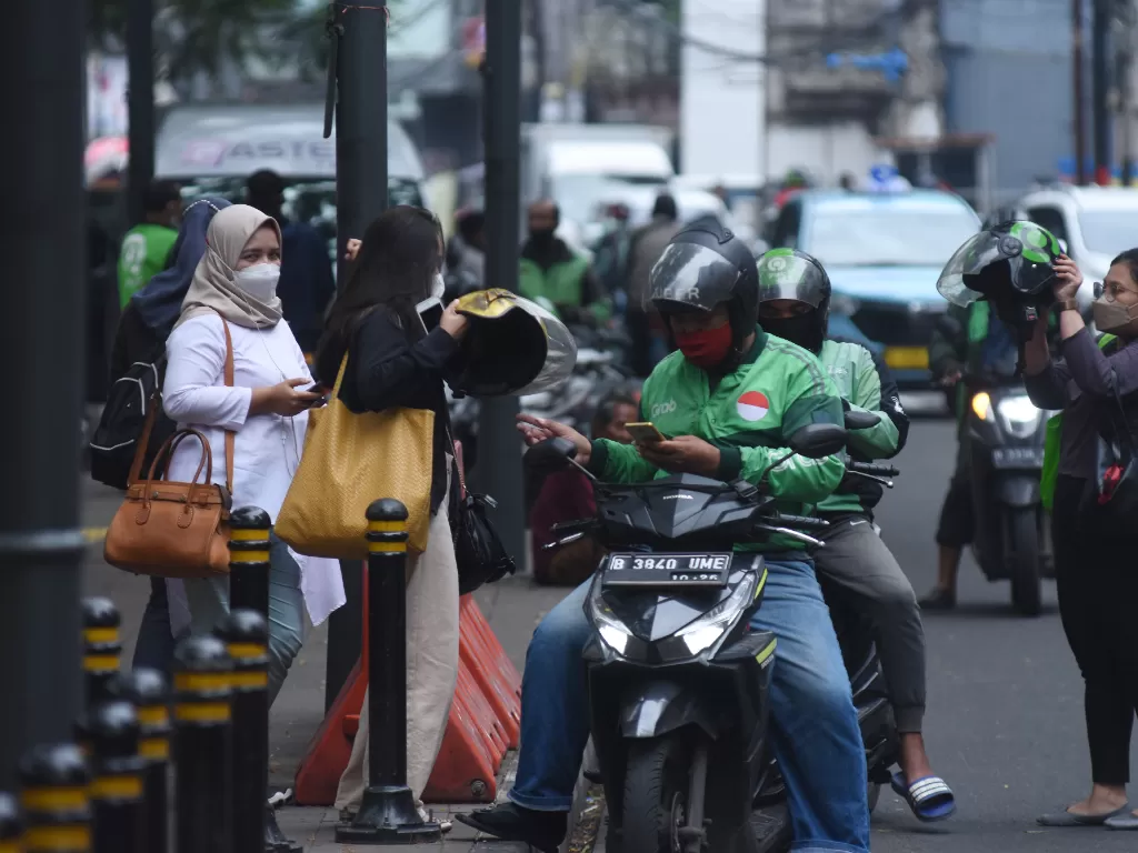 Pengemudi ojek online mengangkut penumpang di kawasan Blora, Jakarta. (ANTARA/Indrianto Eko Suwarso)