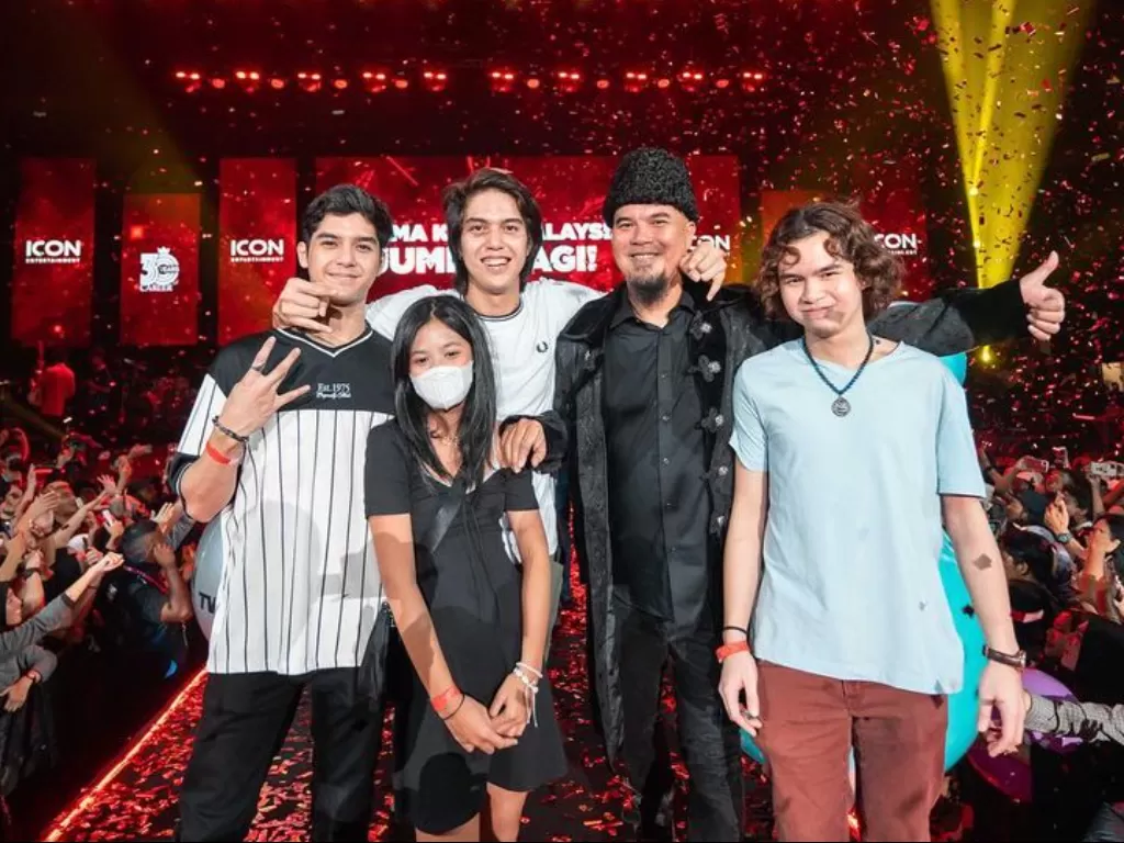 Ahmad Dhani dan anak-anaknya Al, El, Dul dan Safeea Ahmad dalam konser Dewa 19 di Malaysia (Instagram/ahmaddhaniofficial)