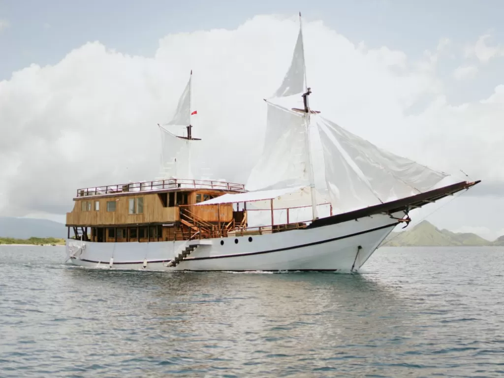 Kapal pesiar mewah Zada Nara Boat yang menjelah dari Labuan Bajo menuju pulau Komodo. (Handout).
