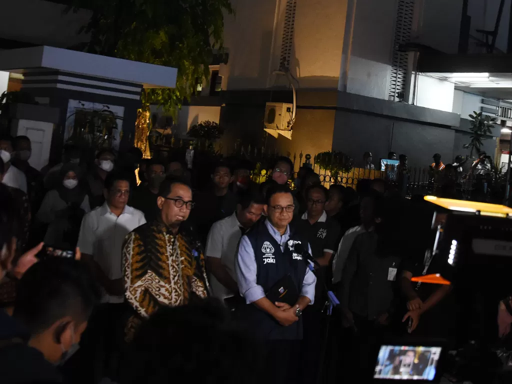 Menteri Perhubungan Budi Karya Sumadi (kiri) dan Gubernur DKI Jakarta Anies Baswedan (kedua kiri). (ANTARA/Indrianto Eko Suwarso)
