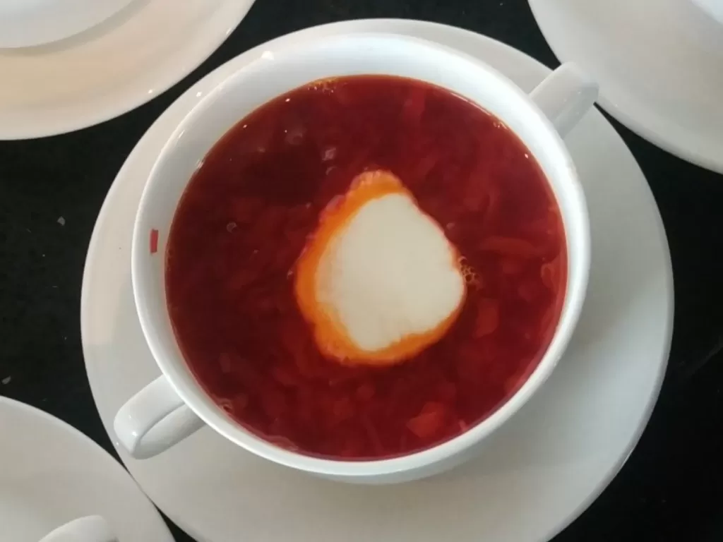 Sup merah, kuliner Ukraina. (Z Creators/Tri Endang Suprihatini)