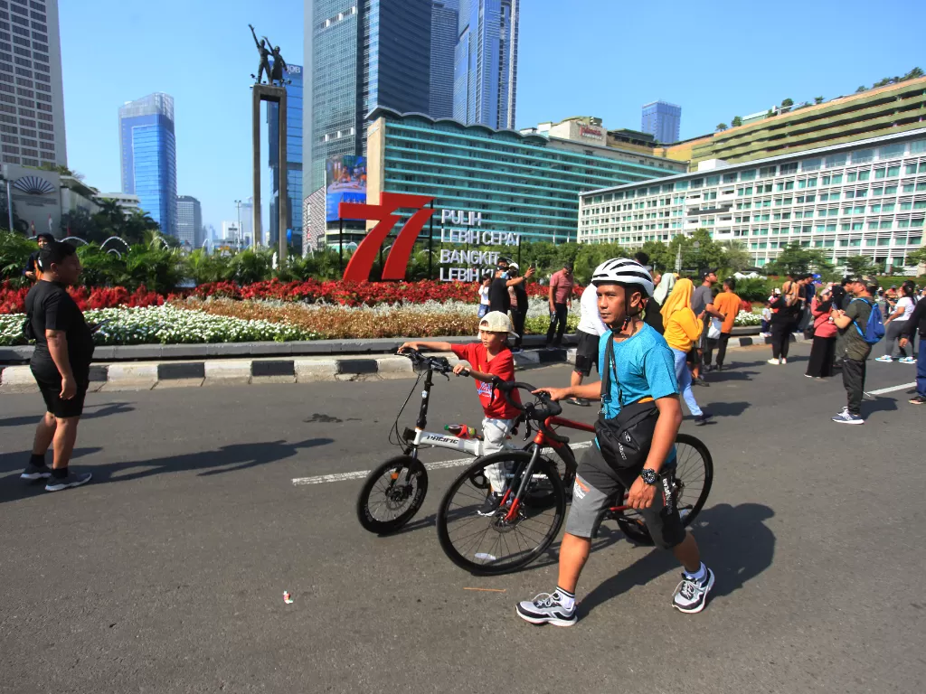 Sejumlah warga beraktivitas saat berlangsungnya hari bebas kendaraan bermotor di Bundaran Hotel Indonesia, Jakarta, Minggu (11/9/2022). (ANTARA/Reno Esnir)