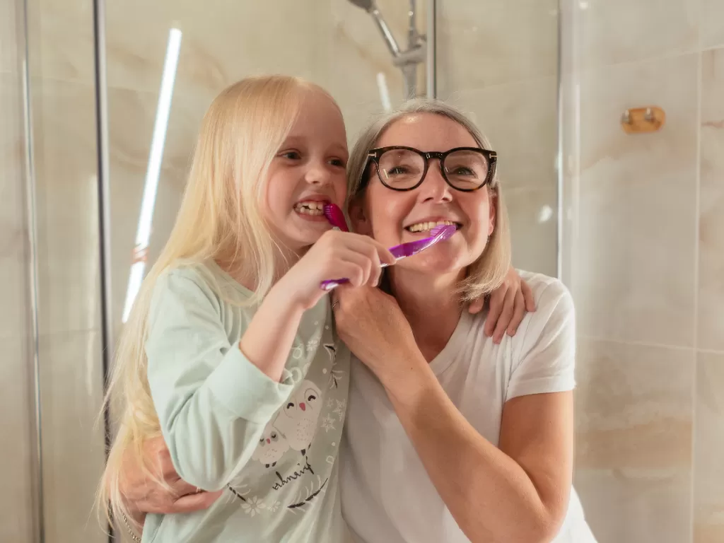 Ilustrasi ibu dan anak sikat gigi. (Pexels/Mikhail Nilov)