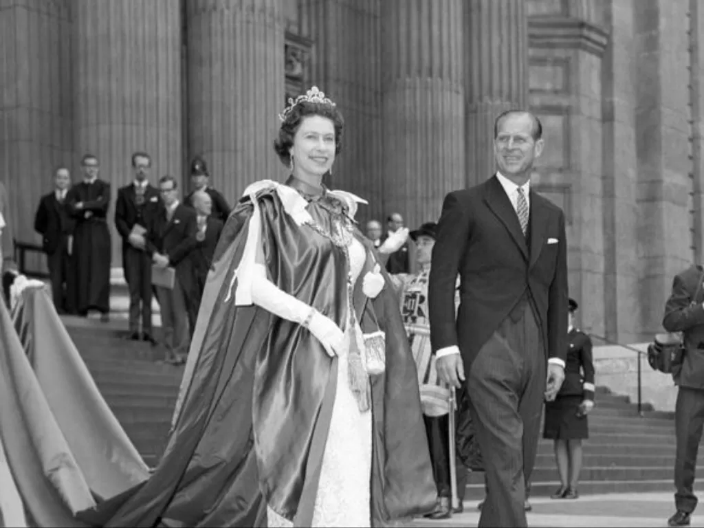 Ratu Elizabeth II saat dinobatkan menjadi pemimpin Inggris dan didampingi oleh Pangeran Philip. (Instagram/theroyalfamily)