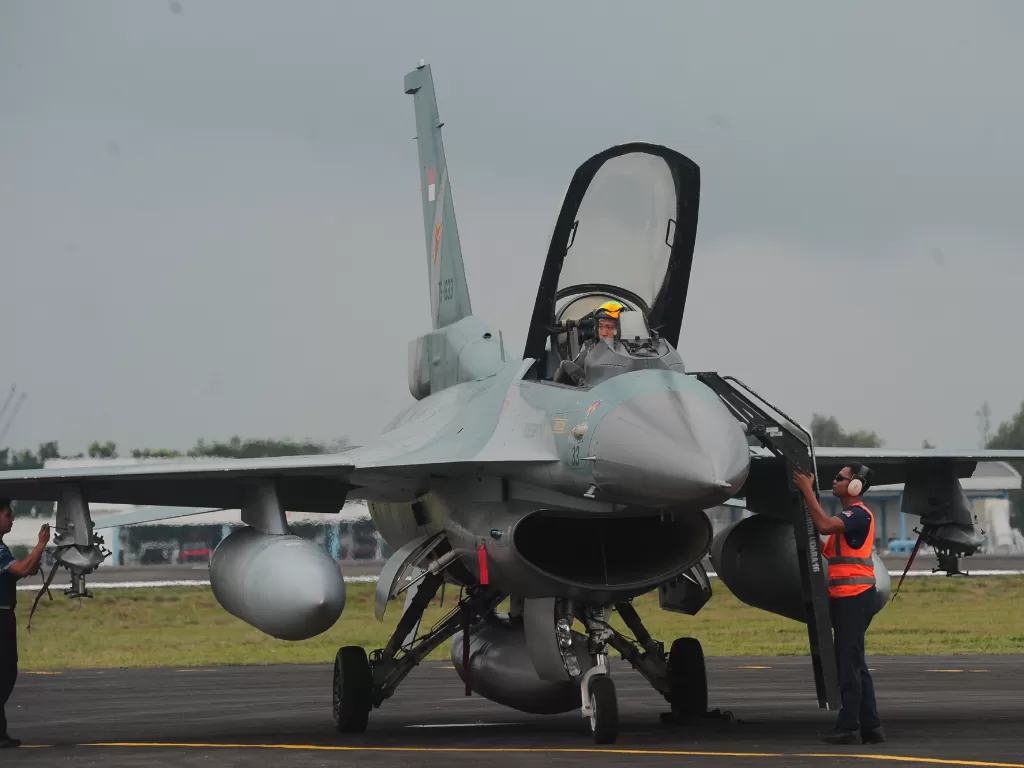 Petugas memeriksa sebuah pesawat tempur F16 TNI AU. (ANTARA/Feny Selly)
