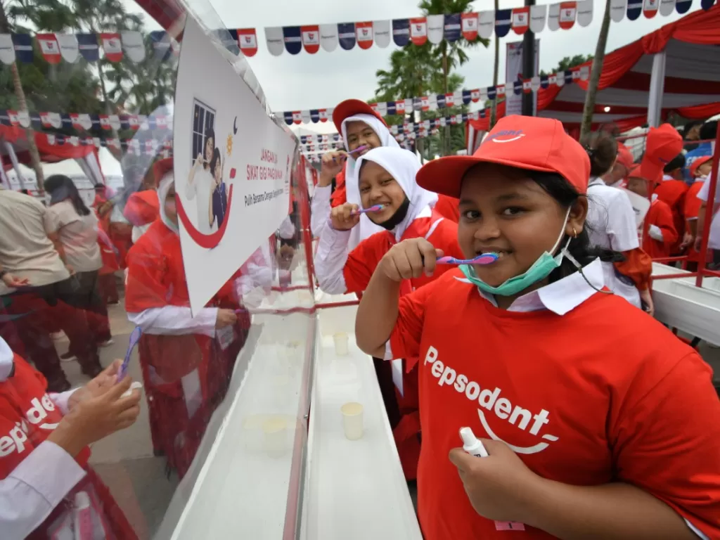 Anak-anak menyikat gigi bersama di Hari Kesehatan Gigi Nasional. (Dok. Pepsodent)