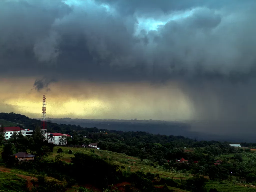 Awan mendung di kawasan Sentul, Kabupaten Bogor, Jawa Barat. (ANTARA/Yulius Satria Wijaya)