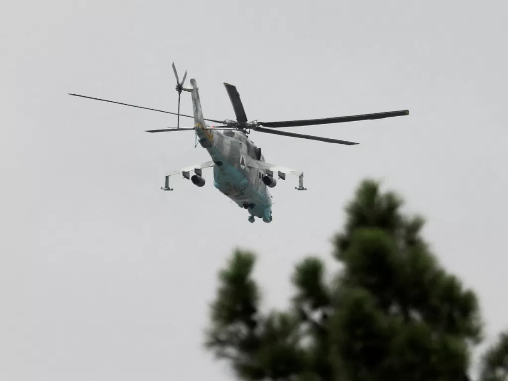 Helikopter Black Hawk jatuh saat dipakai Taliban di Afghanistan, tiga orang tewas pada Sabtu (10/9/2022). (REUTERS/Ali Khara)
