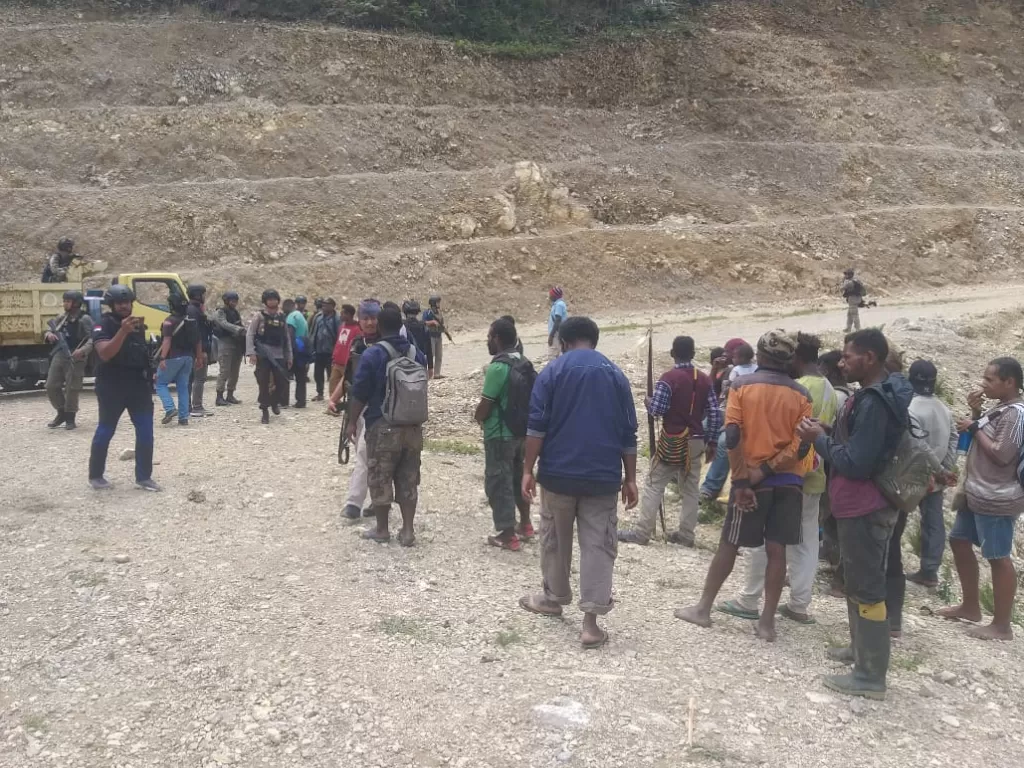 Proses evakuasi para pekerja yang terjebak saat KKB Bakar Alat Berat di Papua. (Dok. Polda Papua)
