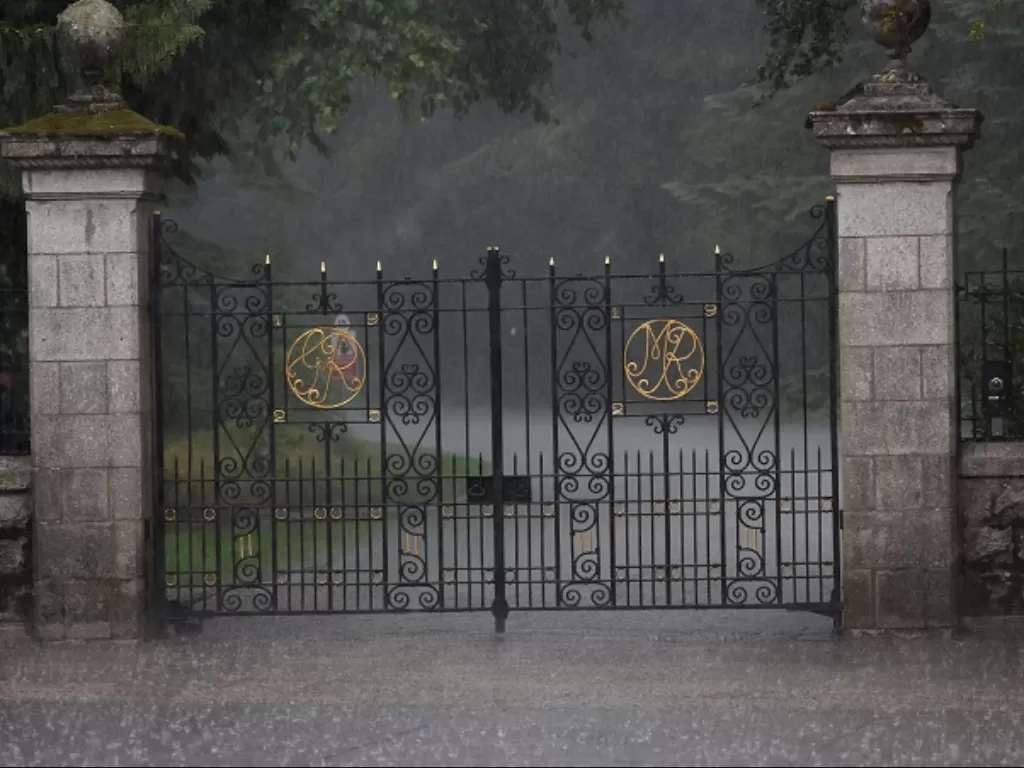 Gerbang Kastil Balmoral, tempat tinggal mendiang Ratu Elizabeth II. (REUTERS/Russell Cheyne)