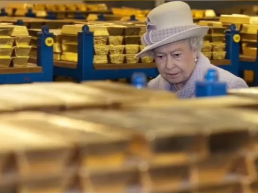 Ratu Elizabeth II saat melihat ruang penyimpanan emas Bank Of England (Instagram/duniapunyacerita)
