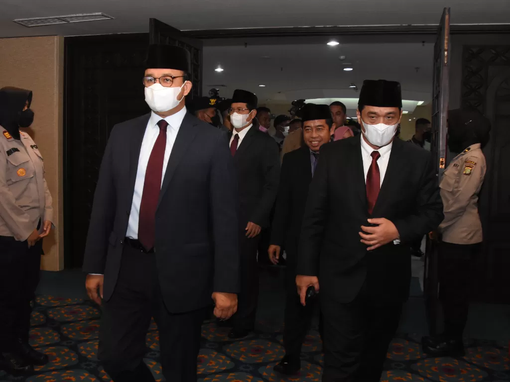 Gubernur DKI Jakarta Anies Baswedan (kiri) dan Wakil Gubernur Ahmad Riza Patria (kanan) menghadiri Rapat Paripurna di Gedung DPRD DKI Jakarta, Selasa (13/9/2022). (ANTARA/Indrianto Eko Suwarso)