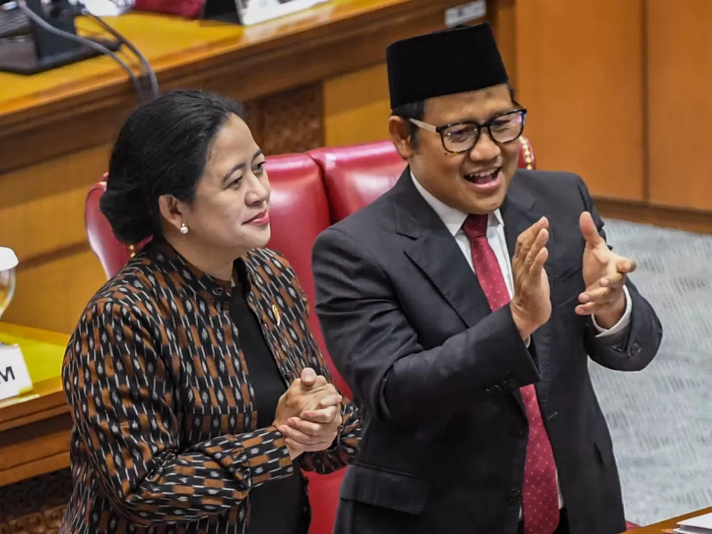Ketua DPR Puan Maharani bersama Wakil Ketua DPR Muhaimin Iskandar (kanan) memimpin rapat paripurna (khusus) DPR di kompleks Parlemen, Senayan, Jakarta, Selasa (6/9/2022). (ANTARA FOTO/Galih Pradipta)