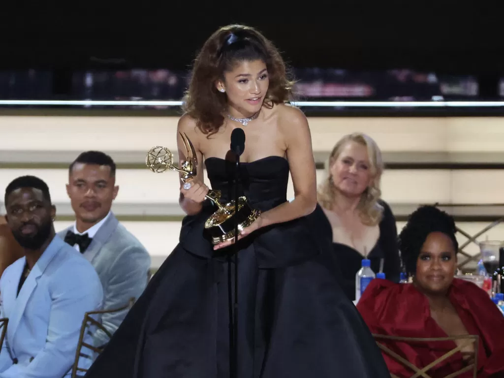 Zendaya menerima penghargaan Outstanding Lead Actress In A Drama Series untuk Euphoria di Primetime Emmy Awards. (REUTERS/Mario Anzuoni)