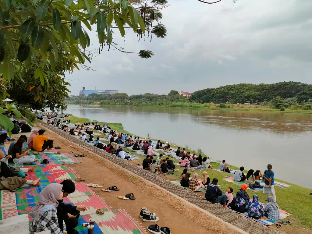 Piknik di tepian sungai, wisata murah meriah (Z Creators/Hasan Syamsuri)